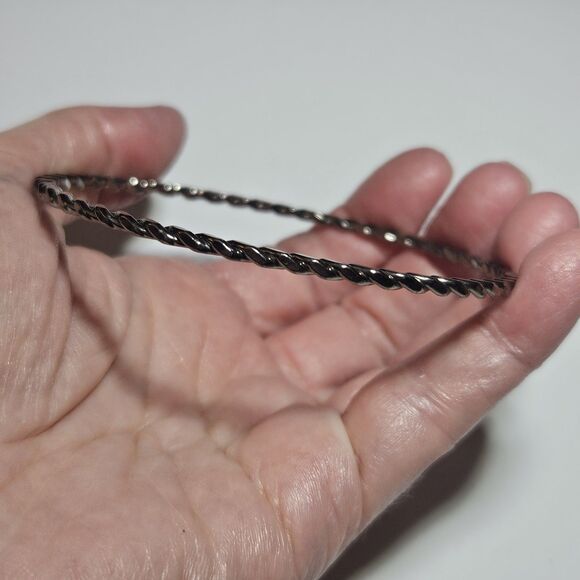 Vintage Dark Silver Tone Flattened Twist Design Bangle Bracelet 8.25" - Picture 1 of 15